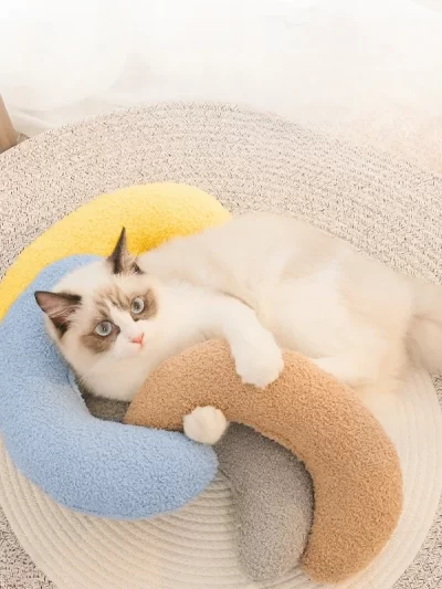 Pet Home Products Small Pillow Soft Cat and Dog Universal Pillow Creative Crescent Shaped Cervical Protection Pet Products